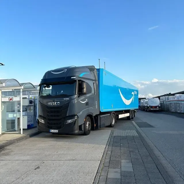 CNG-Sattelzug an einer Erdgas-Tankstelle